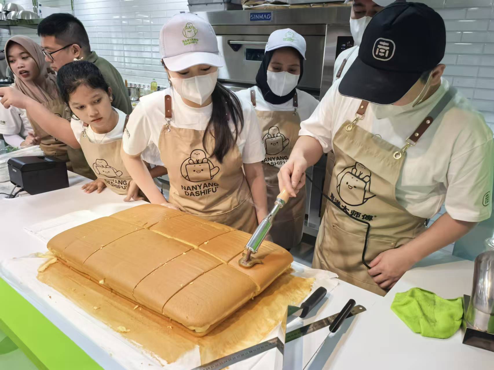 Nanyangdashifu Penjelasan Indonesia: Bagaimana bisa kue menelan ikatan budaya-budaya?(图1)